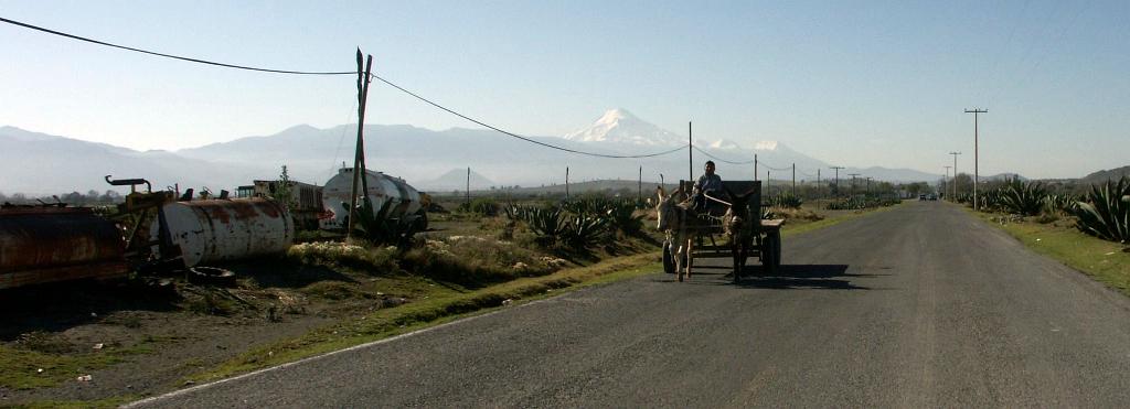 100227_Alchichica 027.jpg - V pozadí nejvyšší hora Mexika - Pico di Orizaba